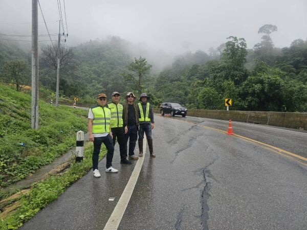 ลงพื้นที่ตรวจสอบและติดตามสถานการณ์ จุดรอยแยกและคันทางทรุดตัว บนทางหลวงหมายเลข 2331 ตอน โจ๊ะโหวะ – อุทยานแห่งชาติภูหินร่องกล้า