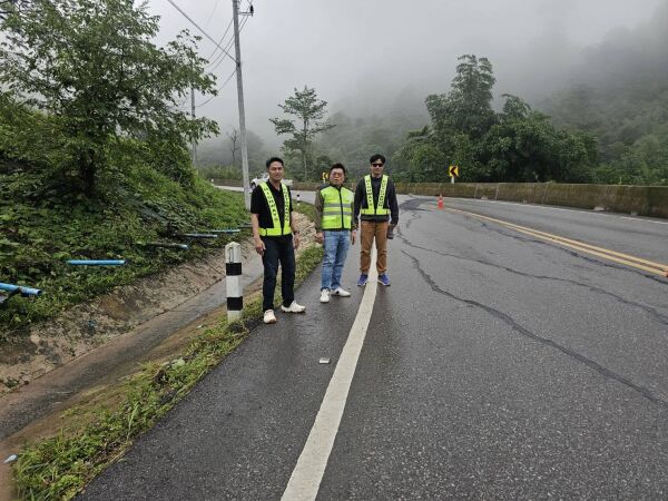 ลงพื้นที่ตรวจสอบและติดตามสถานการณ์ เพื่อเฝ้าระวังพื้นที่ที่เกิด รอยแยกและคันทางทรุดตัว